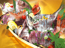 あえて食べきれない程の海鮮を舟盛りにするのは（画像は2人前）、残ったお刺身を「漬け」にして翌日に召し上がっていただくため。それでも全部食べ切るかor敢えて残すかはお客様次第。