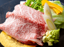 赤身の味の濃さ、脂身の甘みが絶品と言われる能登牛のロース肉をしゃぶしゃぶで。
能登牛の旨味がじっくりと染み込んだ野菜達もまた美味。