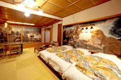 ベッドの頭上には巨大なティラノサウルス。障子にはステゴサウルス。そのほかにもトリケラトプスやアロサウルス。お部屋じゅう恐竜に囲まれて、まるで太古のジャングル探検隊。