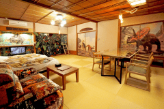 ベッドの頭上には巨大なティラノサウルス。障子にはステゴサウルス。そのほかにもトリケラトプスやアロサウルス。お部屋じゅう恐竜に囲まれて、まるで太古のジャングル探検隊。