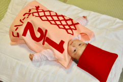 女将手作りのハーフバースデー衣装「キューピー1/2」。生後6ヶ月の赤ちゃんに是非(^ ^)