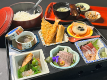 お部屋食できるご夕食の会席弁当。お造り、ローストビーフ、前菜やデザート、温かいお味噌汁や蒸し物もあって盛りだくさん。