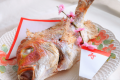 お祝いの定番と言えば鯛の尾頭つき！見た目にも赤く鮮やかな天然真鯛の塩焼きが御膳に華を添えます。