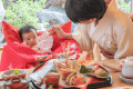 「一生食べ物に困りませんように。」
その大切な願いは、本格的なお食い初め膳でお祝いを。大変な準備や片付けはすべて宝生亭にお任せください。
ママはゆったりとした特等席で、愛情あふれる初めての「あーん」を見守るだけ。