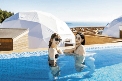 【インフィニティプール】向こう側には、長崎の海がご覧いただけます。