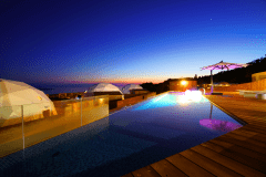 【インフィニティプール】夜はライトアップされ、ロマンチックな雰囲気に。