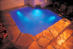 【洋風露天風呂】自動で色が変わる水中照明と泡ジェット機能がファンタスティックな雰囲気を演出♪