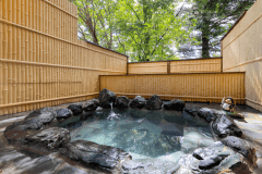 【和風露天風呂】広々とした湯船で温泉浴をご満喫ください。