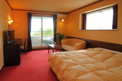 客室一例（デラックスダブル）。2階角部屋（12畳）。岩の露天風呂が付いた人気の客室です。