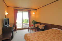 客室一例（ダブルベッド）。スタンダードなダブルベッドルーム（10畳）。全室露天風呂付。