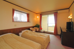 客室一例（ツインベッド）。シングルベッド２台のツインルーム（10畳）。全室露天風呂付。
