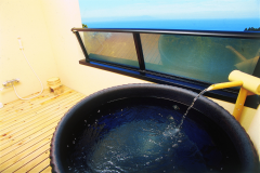 客室露天風呂一例（陶器・2階）。伊豆の自然感じながら温泉浴をお楽しみください。