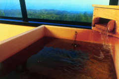 客室露天風呂一例（桧）。海を眺める贅沢な一時をお楽しみください。※海は天候等によって見えない場合があります。