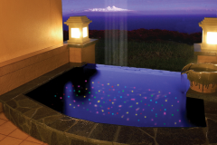 貸切風呂一例(露天風呂)。南国風洞窟露天風呂。水中光が七色に輝く幻想的なお風呂です。 貸切風呂一例(露天風呂)。南国風洞窟露天風呂。水中光が七色に輝く幻想的なお風呂です。