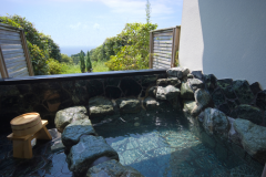 客室露天風呂一例（岩）。風情ある岩造りの湯船でのんびり温泉三昧！