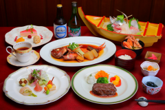 夕食一例(舟盛付き和洋折衷コース)。朝獲れ鮮魚の舟盛り付き和洋折衷コースディナー。 夕食一例(舟盛付き和洋折衷コース)。朝獲れ鮮魚の舟盛り付き和洋折衷コースディナー。