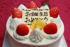 メモリアルケーキ一例。プレートにはお好きなメッセージを添えられます(文字数制限あり)。 メモリアルケーキ一例。プレートにはお好きなメッセージを添えられます(文字数制限あり)。