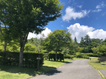 垣根で区切られたサイトです。サイト内に駐車スペースがあります。