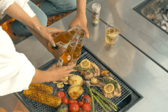 ジュージュー焼ける音と笑顔の乾杯、これぞアウトドアの醍醐味。