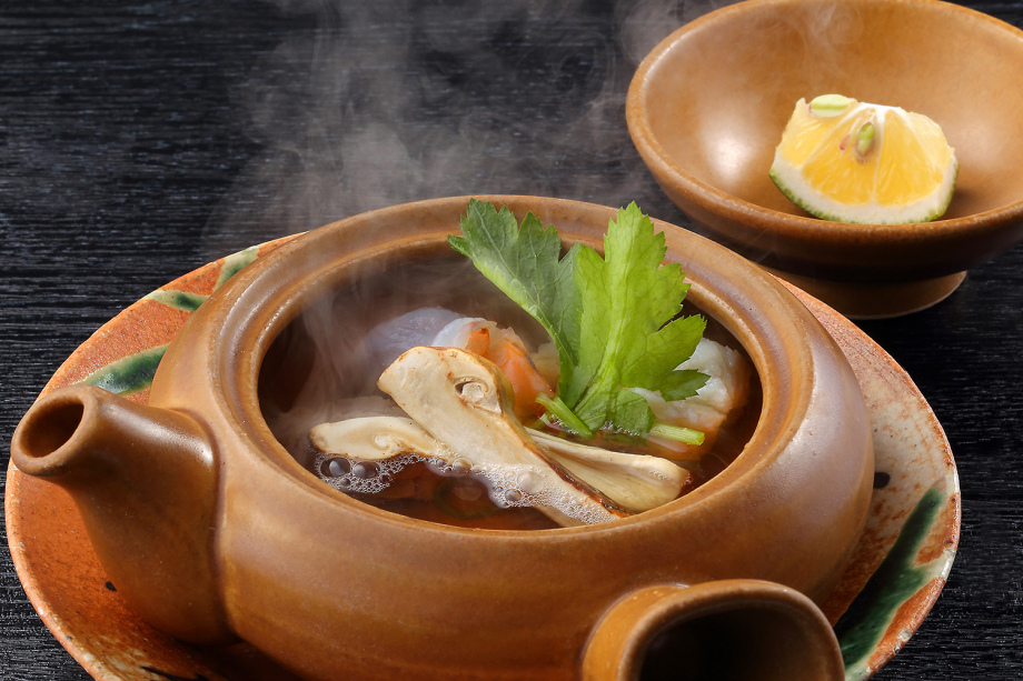 秋の味覚「松茸の土瓶蒸し」