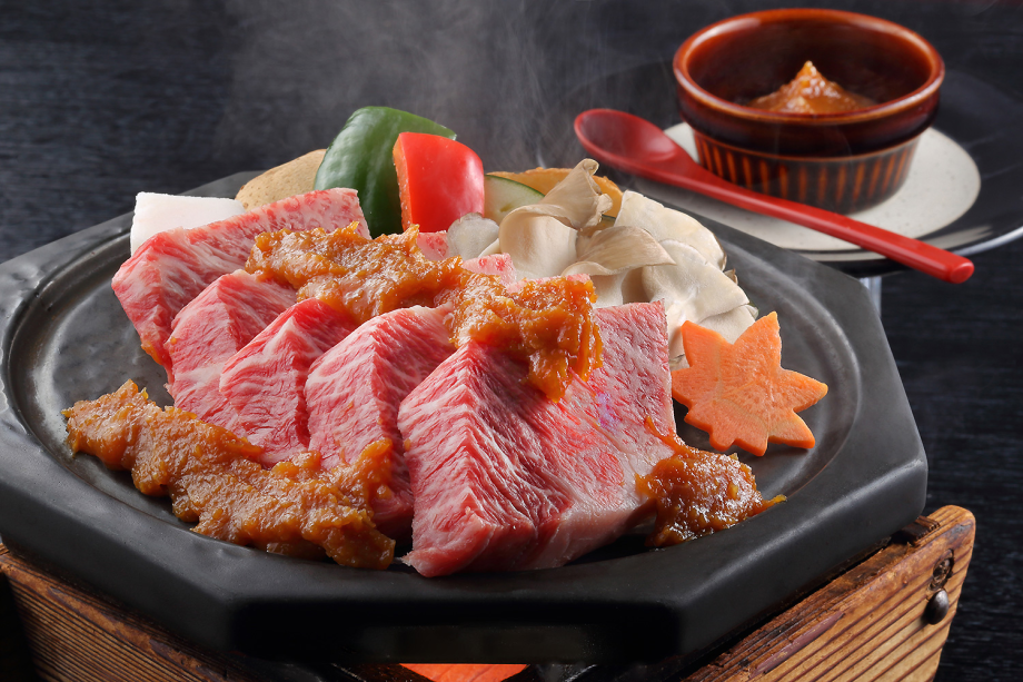 香ばしさも食欲をそそる山形牛の「味噌焼き」