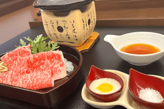 山形牛の炙り焼きすき。北前塩・特製だれ・とろろ芋の3つの味わいをお楽しみください。