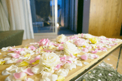 たくさんの花びらをお部屋に散らし、非日常な特別なひと時を演出。