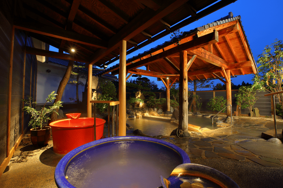 女性大浴場「雅湯」（露天風呂）は季節の草花に囲まれた庭園風の露天風呂です。男鹿の海をイメージした碧のツボ風呂、朝陽をイメージした赤いツボ風呂でごゆっくりと温泉浴をお楽しみくださいませ。