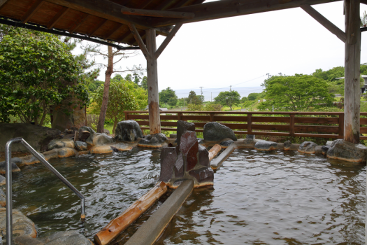男性大浴場「錦湯」（露天風呂）
男鹿の風を感じながら、遠目に男鹿の海を眺望。ごゆっくりと温泉浴をお楽しみくださいませ。