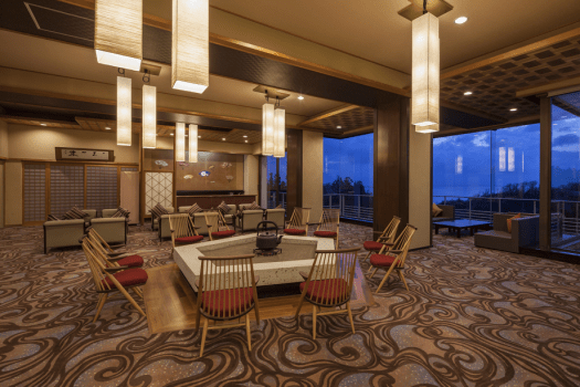 ロビーラウンジ（夜イメージ）
夕景の「囲炉裏ラウンジゆり」お客様の語らい、お寛ぎの場としてご利用くださいませ。