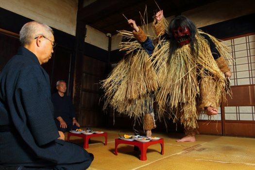 男鹿真山伝承館
毎年の大みそかに行われる“なまはげ行事”を再現。迫力満点！悪い子はいねがぁーっ！