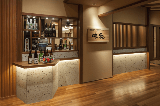 １階フロア
お食事処「味彩（あじさい）」へ向かう通路。お食事に合う秋田県内の地酒もご用意しております。