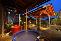 女性大浴場「雅湯」（露天風呂）は季節の草花に囲まれた庭園風の露天風呂です。男鹿の海をイメージした碧のツボ風呂、朝陽をイメージした赤いツボ風呂でごゆっくりと温泉浴をお楽しみくださいませ。