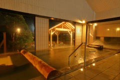 男性大浴場「錦湯」（内風呂）
男鹿温泉の泉質は「ナトリウム塩化物泉」　じっくりと入ることで日頃の疲れを癒してくれます。