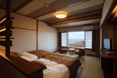 和モダン海側（禁煙）
上層階の窓からは季節の男鹿の海や遠目に白神山地、寒風山も望めます。