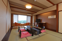 和室海側（禁煙）
落ち着いた、ゆったりとした和室で、男鹿の海を眺めながら、旅の疲れを癒します。