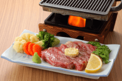 秋田牛の鉄板焼き
黒毛和牛「秋田牛」のＡ５ランクを使用。お好みの焼き加減でワサビと男鹿の塩、しょっつると肉醤をブレンドした焼肉タレでお召し上がりください。