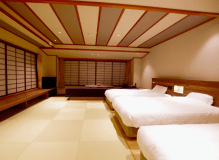 ベッドが3台あり、お布団追加で5名様まで泊まれます。掘りごたつとソファーがありお寛ぎいただけます。