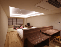 ベッドが2台あり、お布団追加で4名様まで泊まれます。