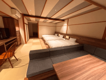 ベッドが3台あり、お布団追加で4名様まで泊まれます。掘りごたつとソファーがありお寛ぎいただけます。