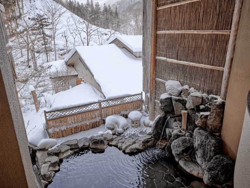 【女性露天風呂　源泉100％かけ流し】谷川岳を望む雪見露天風呂。白銀の絶景とともに過ごす、静かな贅沢時間
