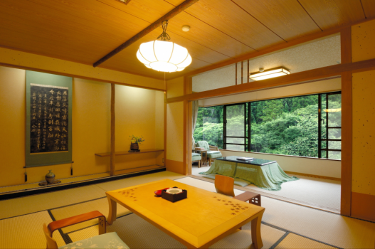 谷川岳を望む和室（一例）