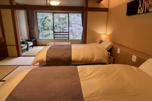 谷川岳を望む「和」のツインルーム８畳＋堀りごたつ（一例）