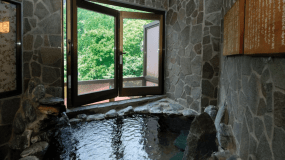 谷川岳望む源泉かけ流し半露天風呂付和室10畳+4.5畳