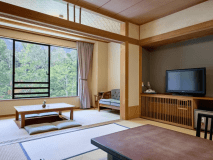 谷川岳を望むスタンダード和室１０畳＋堀りごたつ（４.５畳）