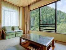 谷川岳を望むスタンダード和室１０畳＋堀りごたつ（４.５畳）