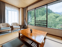 谷川岳を望む「和」のツインルーム８畳＋堀りごたつ（３畳）