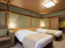【桜】谷川岳側源泉かけ流し半露天付リビング+ツインルーム２室