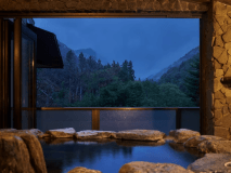 谷川岳望む源泉かけ流し半露天風呂付和室10畳+4.5畳