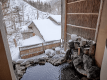 【女性露天風呂　源泉100％かけ流し】谷川岳を望む雪見露天風呂。白銀の絶景とともに過ごす、静かな贅沢時間
